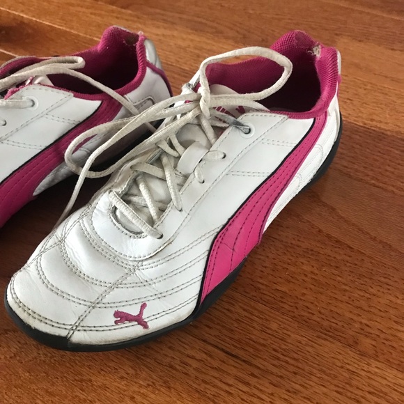 Girls 3 1/2 Puma Sneakers. Can fit size 5 shoe too in women - Picture 2 of 10